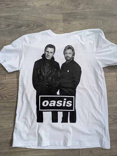watch-out-for-the-dodgy-merch-guys-outside-heaton-park-v0-mlbromg4hhdf1